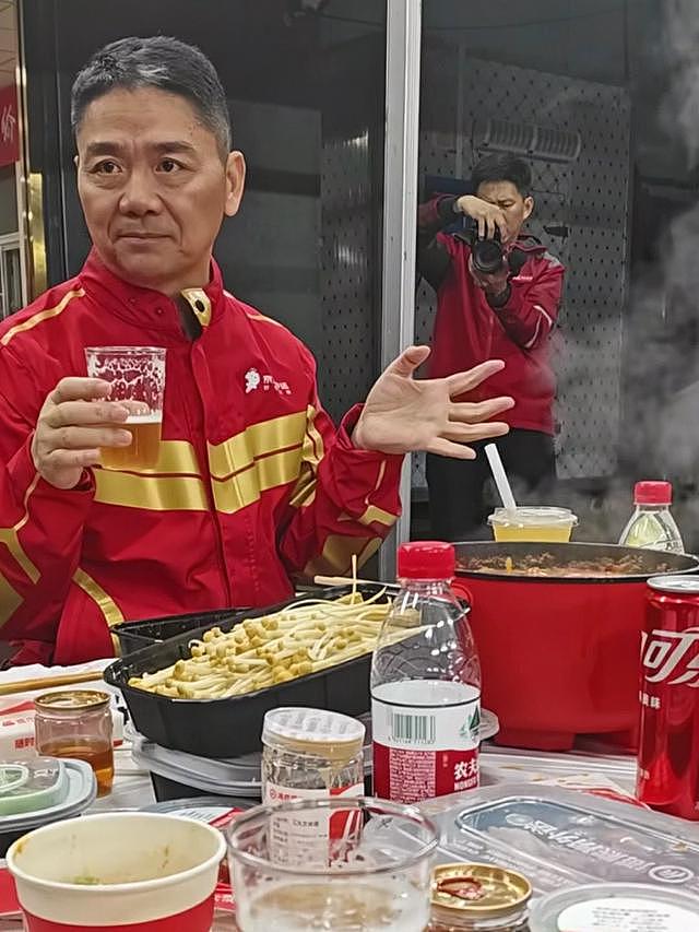 刘强东送外卖，请外卖员吃火锅，本人头发白显沧桑憔悴（组图） - 4