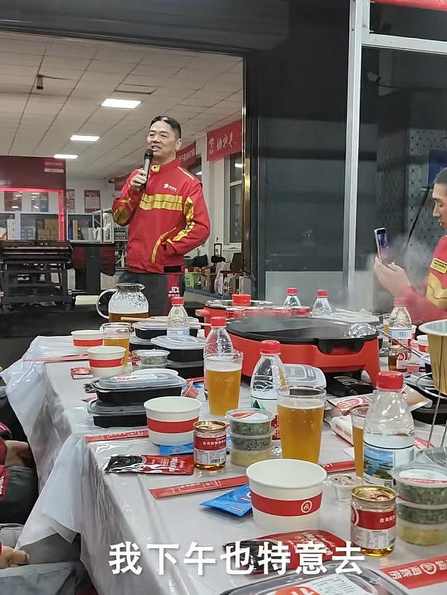 刘强东送外卖，请外卖员吃火锅，本人头发白显沧桑憔悴（组图） - 2