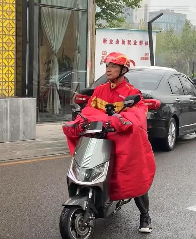 刘强东送外卖细节：骑车被偶遇，请骑手吃火锅（组图） - 5