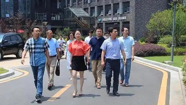80后国企“美女董事长”：掌管500亿资产，白天工作，晚上解扣子（组图） - 9