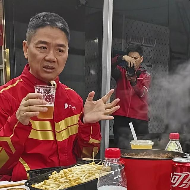 刘强东送外卖，请外卖员吃火锅，本人头发白显沧桑憔悴（组图） - 5