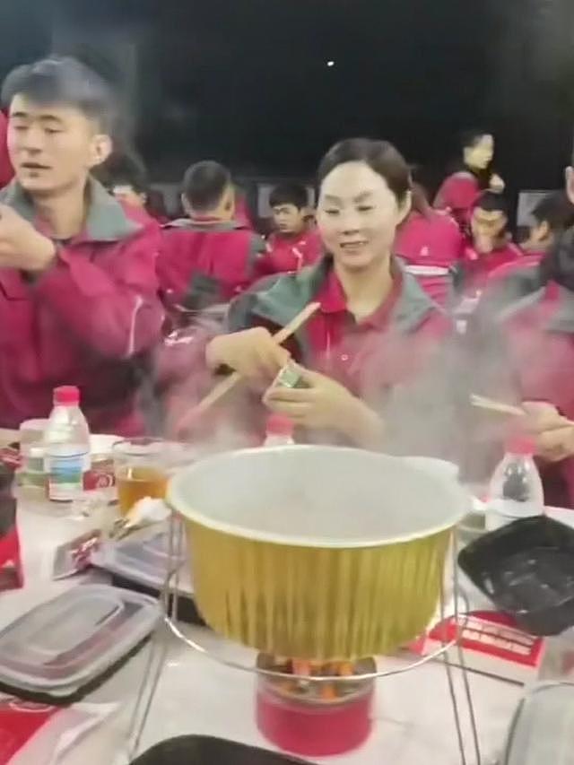 刘强东送外卖，请外卖员吃火锅，本人头发白显沧桑憔悴（组图） - 3