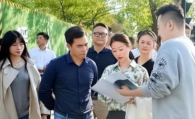 80后国企“美女董事长”：掌管500亿资产，白天工作，晚上解扣子（组图） - 4