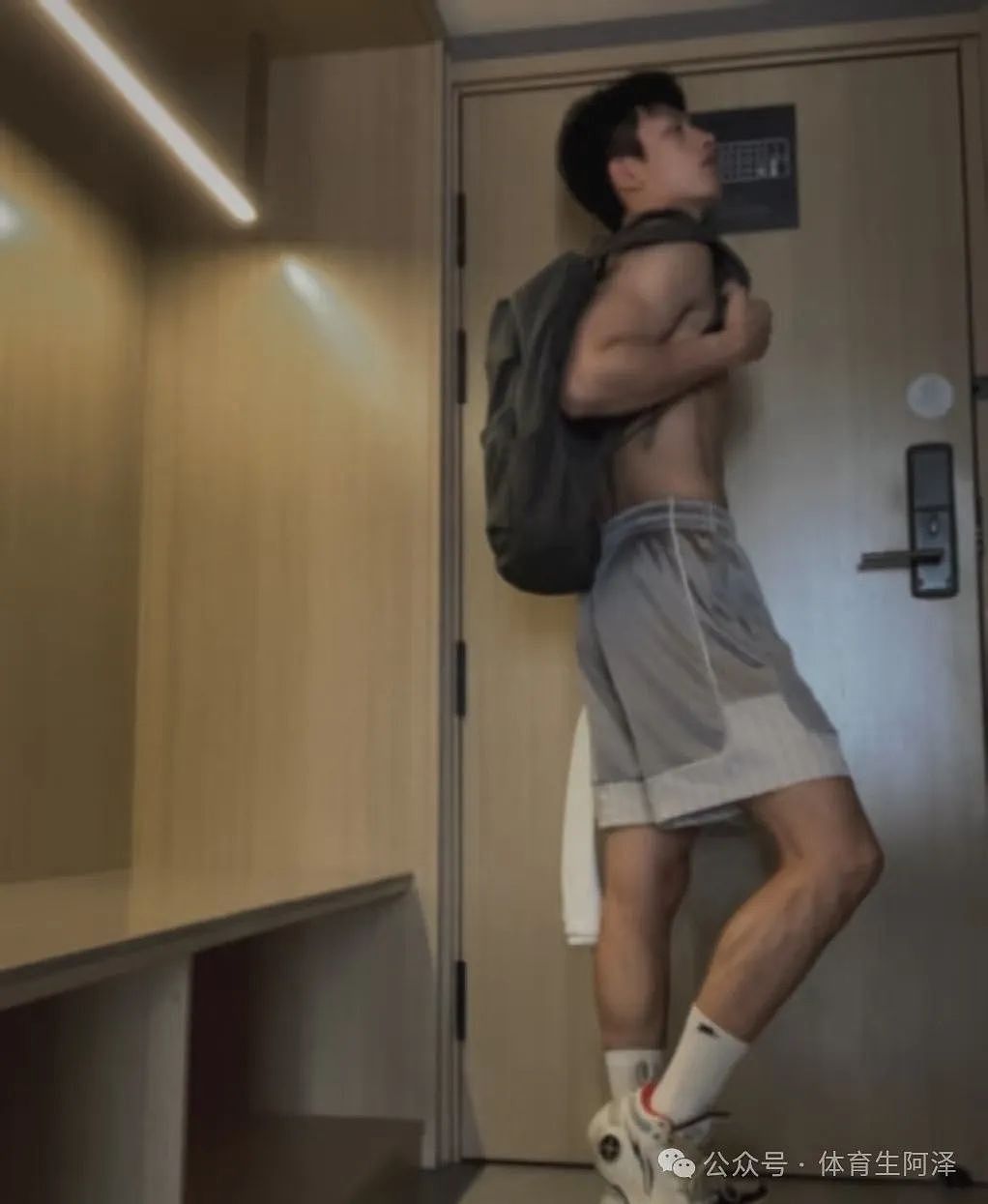 【帅哥】黑皮男高，山东高校篮球队长非直男，学弟辣评：