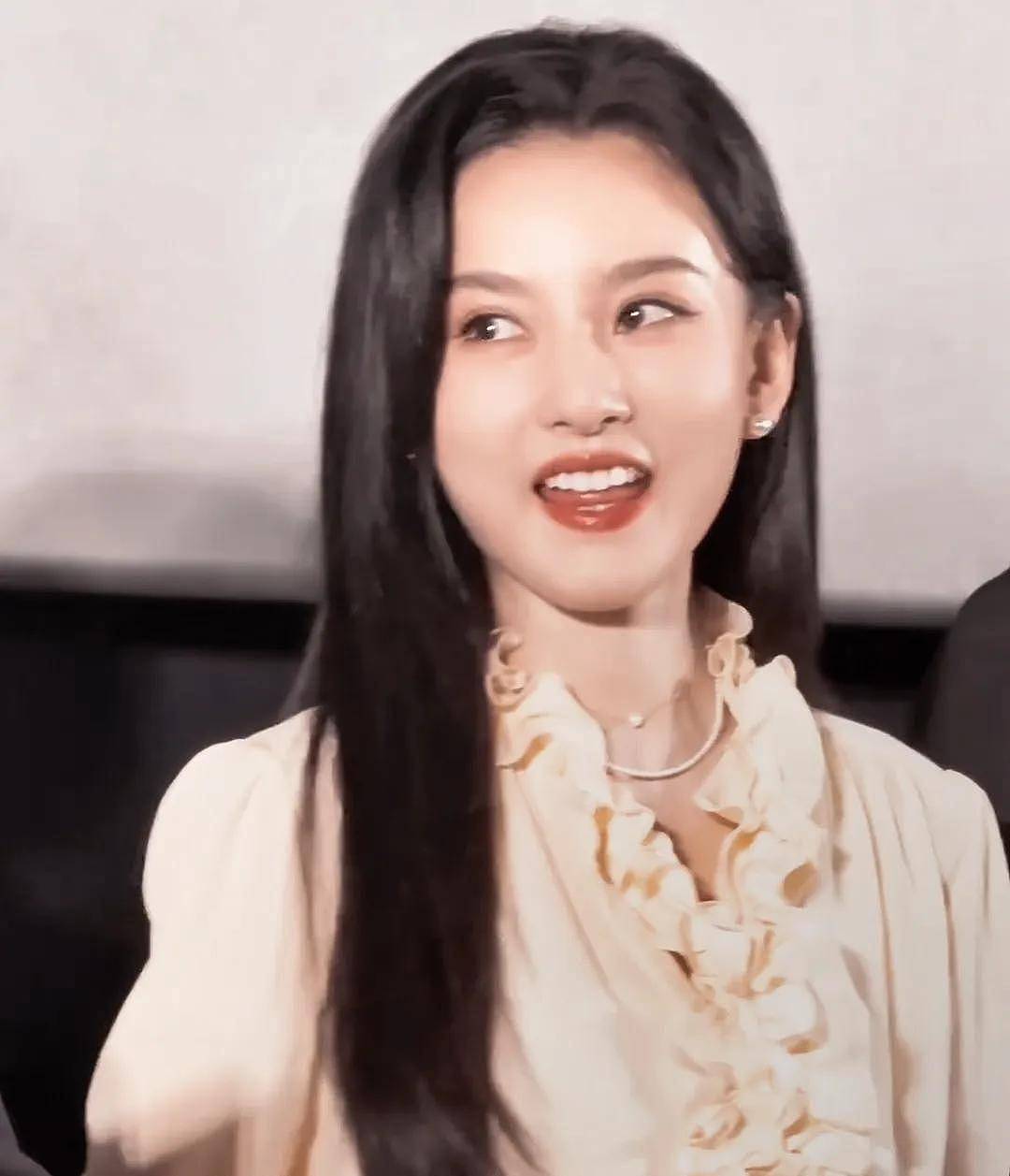 宋祖儿复出后首次露面，面部发肿妆太浓，状态和两年前相比差太多（组图） - 1