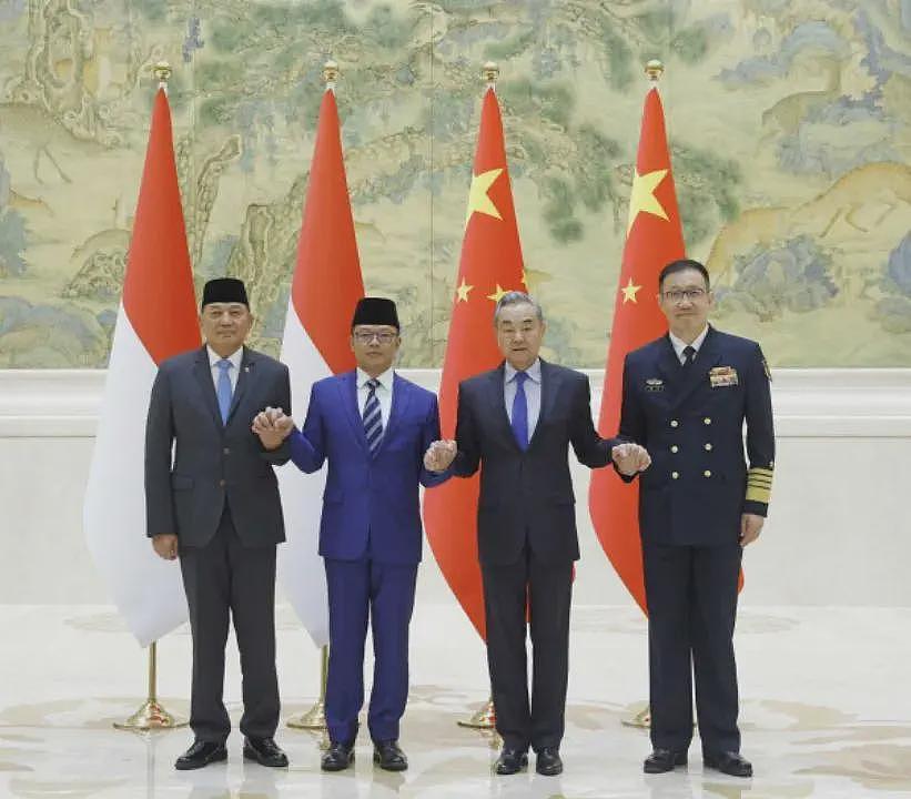 陆媒:王毅、董军同框,这件事非同小可...(组图) - 1