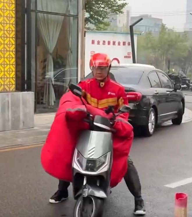 刘强东送外卖细节：骑车被偶遇，请骑手吃火锅（组图） - 6