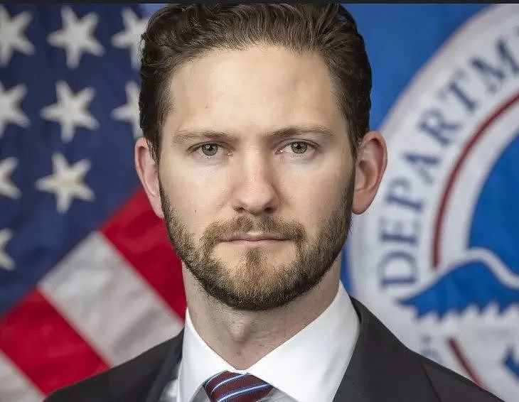 离谱!美国高层还在泄密?!堂堂防长建私聊群,机密全泄给家人...(组图) - 14