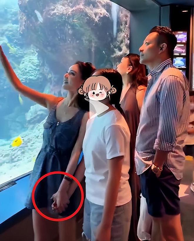 大S女儿在北京露面,玥儿戴手链,素颜特别像大S,可爱文静的女孩(组图) - 16