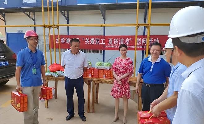 80后国企“美女董事长”：掌管500亿资产，白天工作，晚上解扣子（组图） - 7