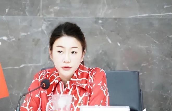 80后国企“美女董事长”：掌管500亿资产，白天工作，晚上解扣子（组图） - 12