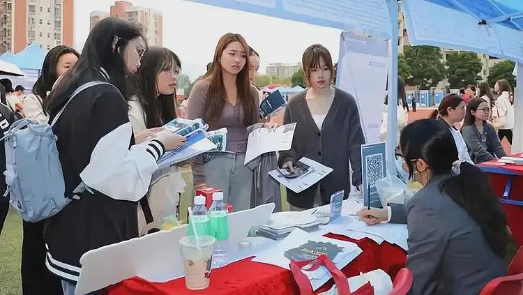 太扎心！28岁女硕士投了8000份简历都没找到工作（组图） - 4
