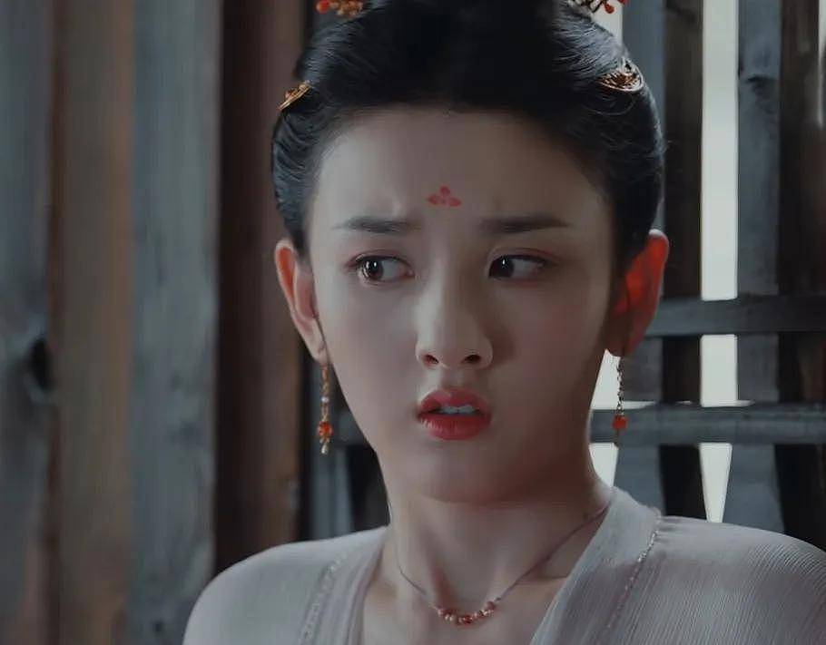 宋祖儿复出后首次露面，面部发肿妆太浓，状态和两年前相比差太多（组图） - 9