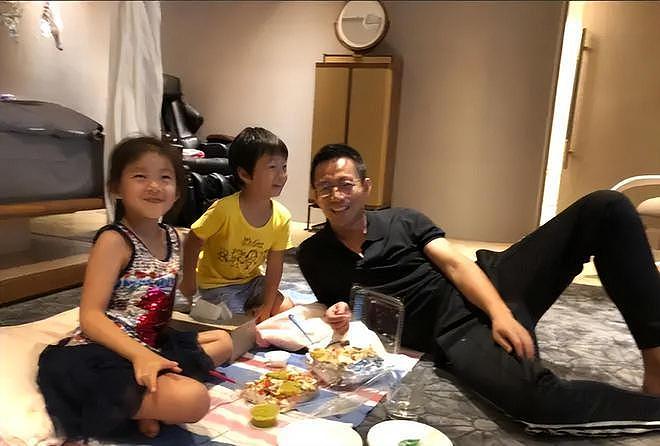 大S女儿在北京露面,玥儿戴手链,素颜特别像大S,可爱文静的女孩(组图) - 17