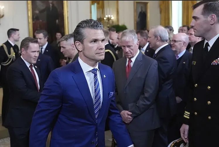 离谱!美国高层还在泄密?!堂堂防长建私聊群,机密全泄给家人...(组图) - 18