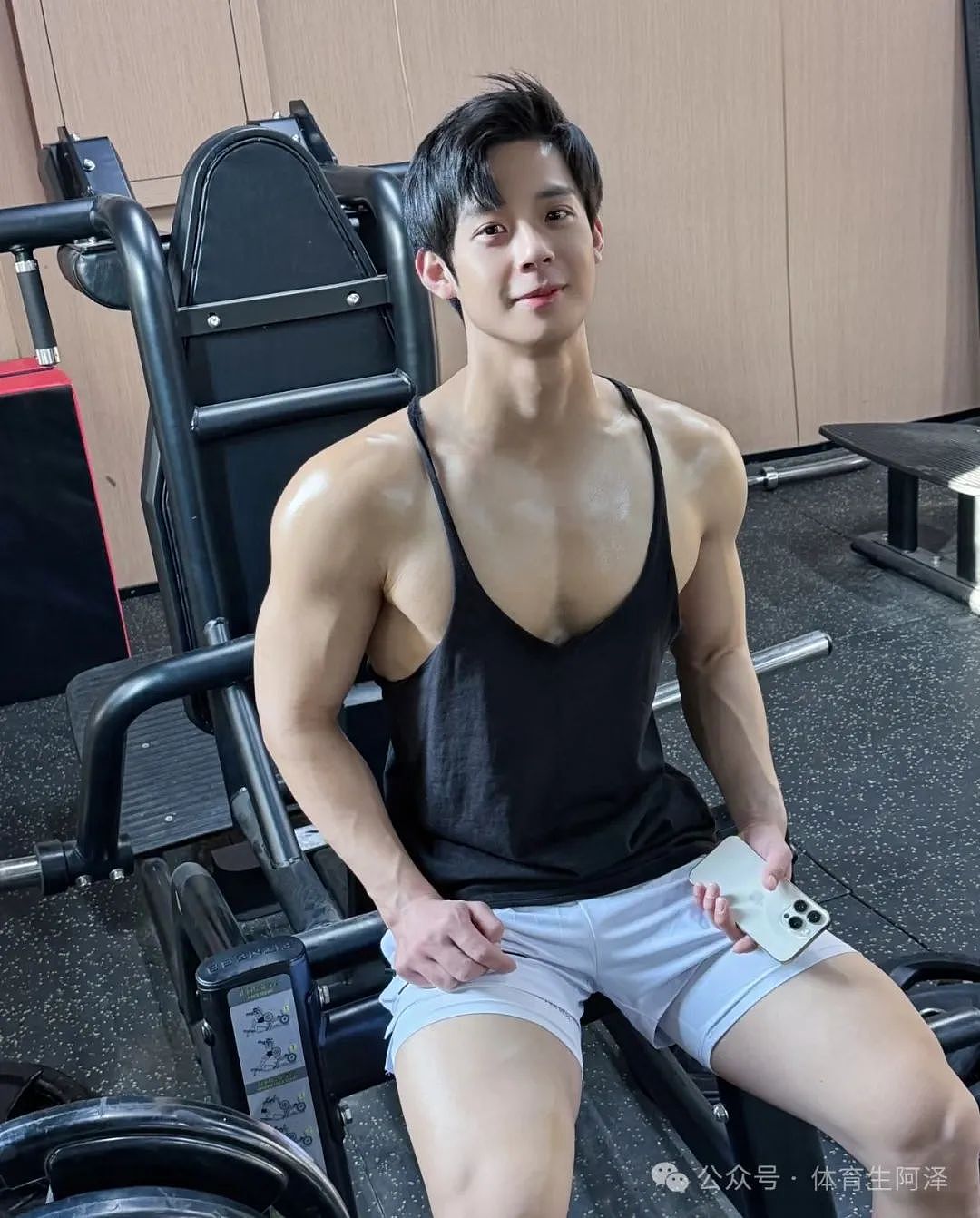 【帅哥】185腹肌翘臀小狼狗，黑皮紧身衣健身，诱惑满满...（组图） - 10