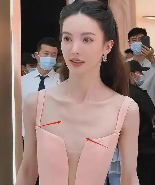 吴艳妮现身音乐节被偶遇，素颜穿短裤大腿粗壮，一身行头超20万引热议（组图） - 12