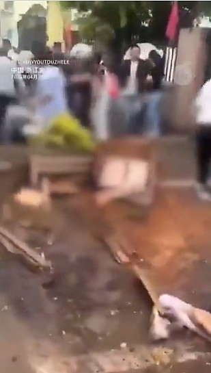 惨不忍睹!网传浙江小学门口汽车冲撞人群,现场尖叫声不断,满地是血(视频/组图) - 3