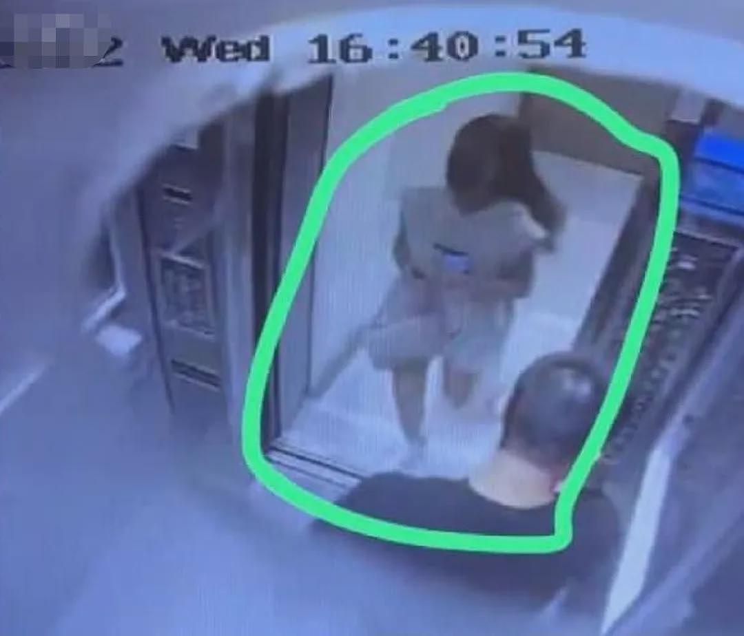 香港美女网红全裸惨死！被砍几十刀，染红整个床，凶手竟是…（组图） - 12