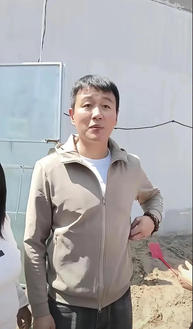 佟大为回本溪参加婚礼，穿着朴素低调，京A车划痕引人注目！（组图） - 7