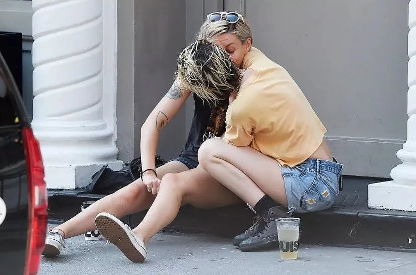 暮光之城女主小K结婚!与女友长跑6年,遮阳伞下办简单仪式,相拥超温馨(组图) - 16