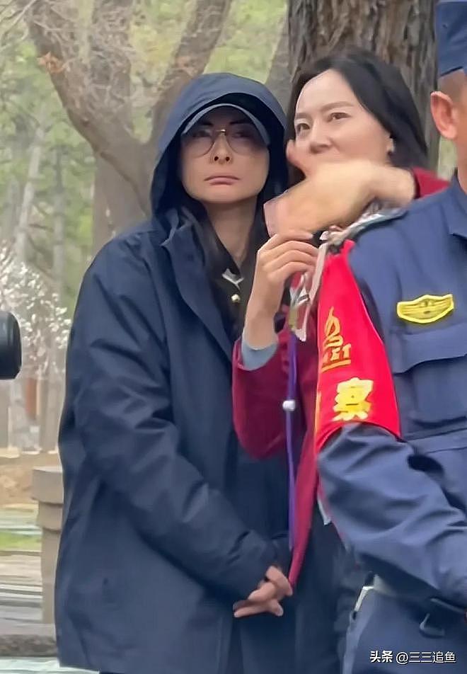 郭晶晶妈妈和亲家见面,头发花白站在外孙身后,霍震霆主动站旁边(组图) - 2