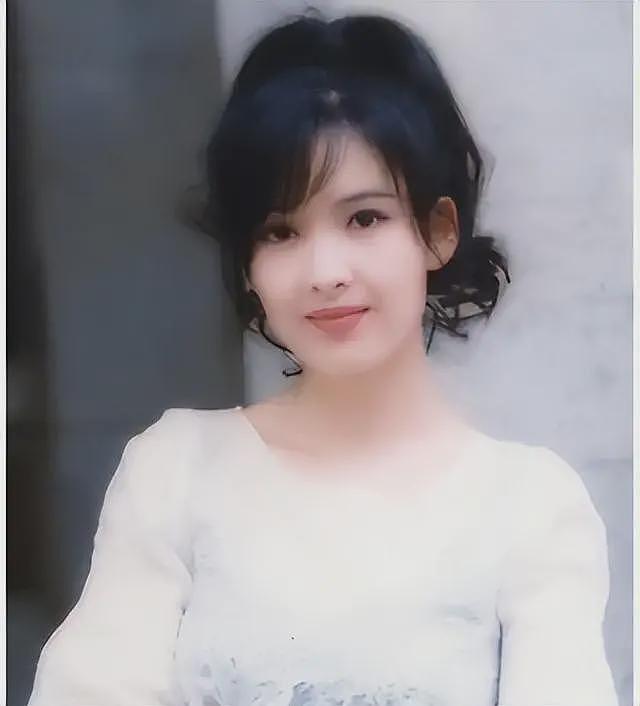 58岁周慧敏机场照引热议，牙齿参差不齐还泛黄，女神难不成还抽烟？（组图） - 25
