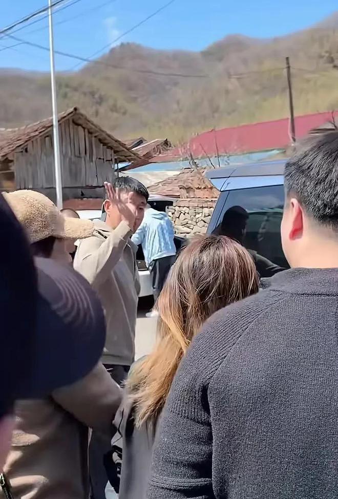 佟大为回本溪参加婚礼，穿着朴素低调，京A车划痕引人注目！（组图） - 6
