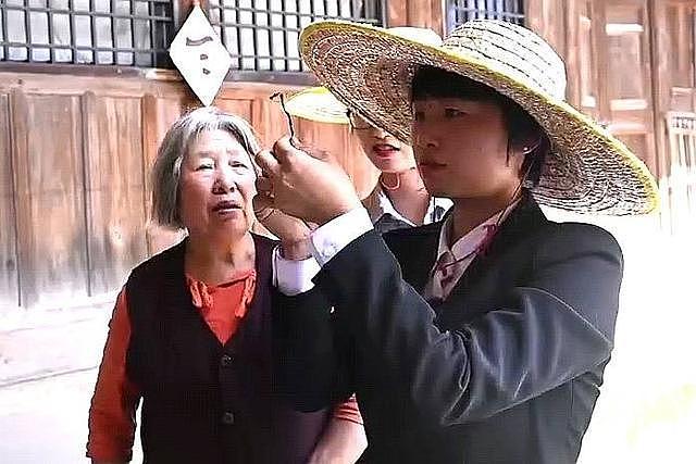 村干部因花式＂被踢＂走红：正在筹备直播带货卖农产品（组图） - 6
