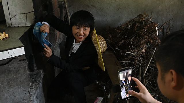 村干部因花式＂被踢＂走红：正在筹备直播带货卖农产品（组图） - 3