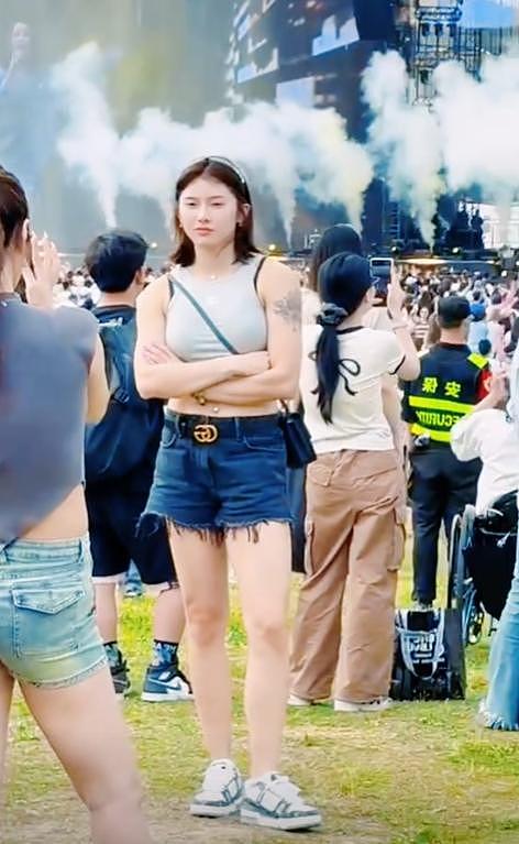 吴艳妮音乐节太敢穿！热辣短裤暴露真实腿型，全身行头超20万（组图） - 11