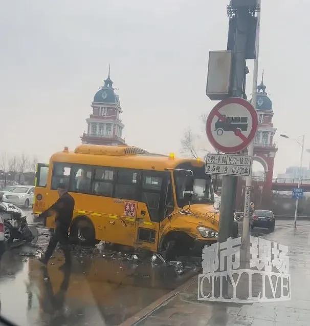黑龙江一校车与小车相撞，现场一片狼藉，当地回应（组图） - 1