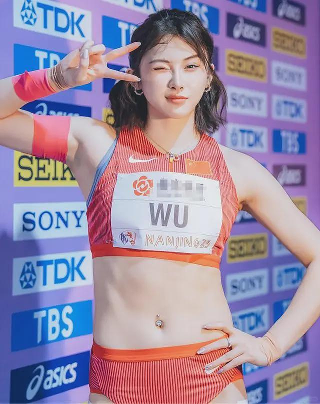 吴艳妮现身音乐节被偶遇，素颜穿短裤大腿粗壮，一身行头超20万引热议（组图） - 17