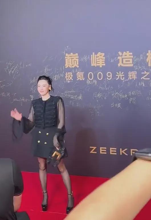 张柏芝出席活动颜值崩塌？眼睛一大一小很怪异，网友：变大小眼了（组图） - 6