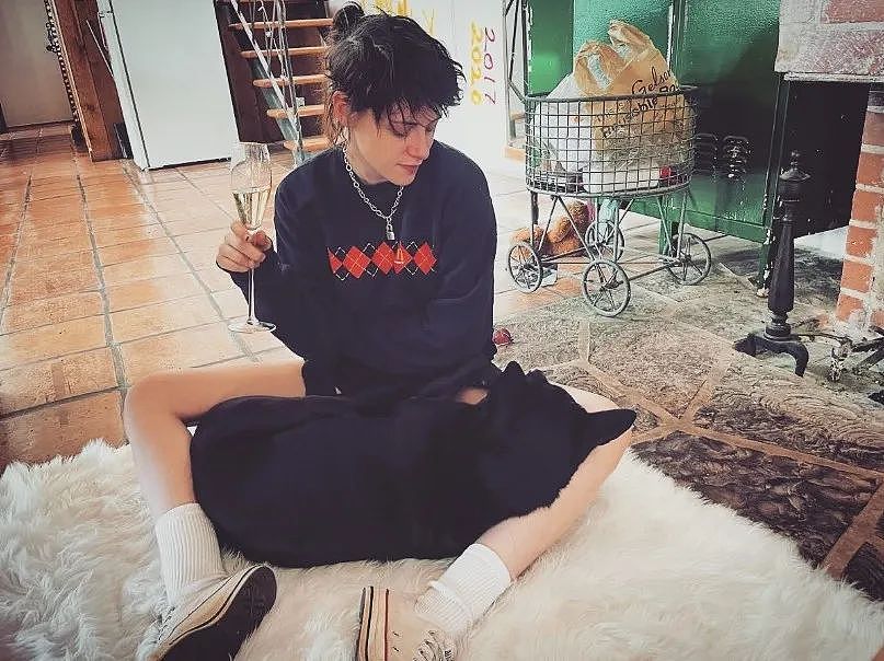 暮光之城女主小K结婚!与女友长跑6年,遮阳伞下办简单仪式,相拥超温馨(组图) - 24