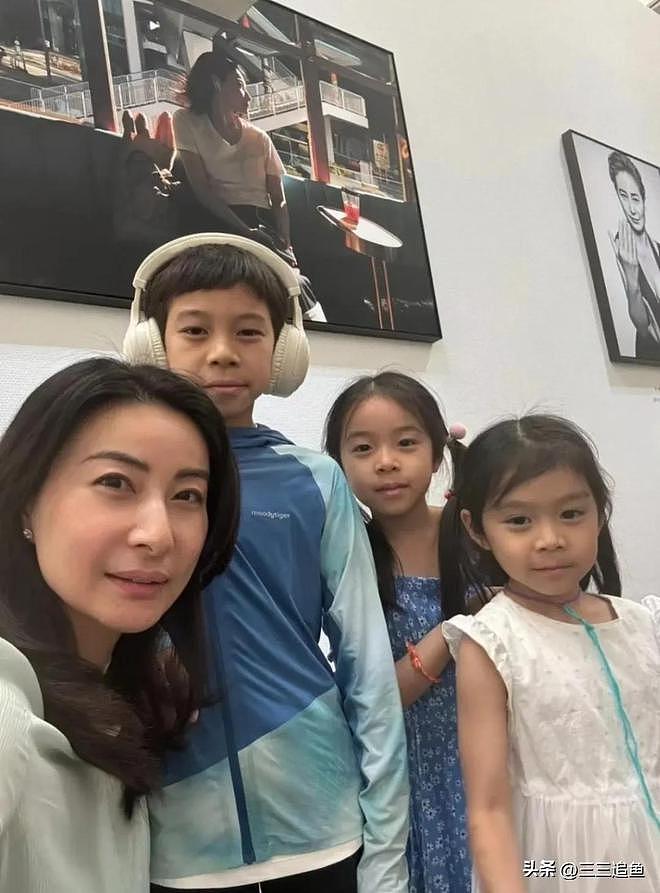 郭晶晶妈妈和亲家见面,头发花白站在外孙身后,霍震霆主动站旁边(组图) - 18