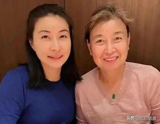郭晶晶妈妈和亲家见面,头发花白站在外孙身后,霍震霆主动站旁边(组图) - 14