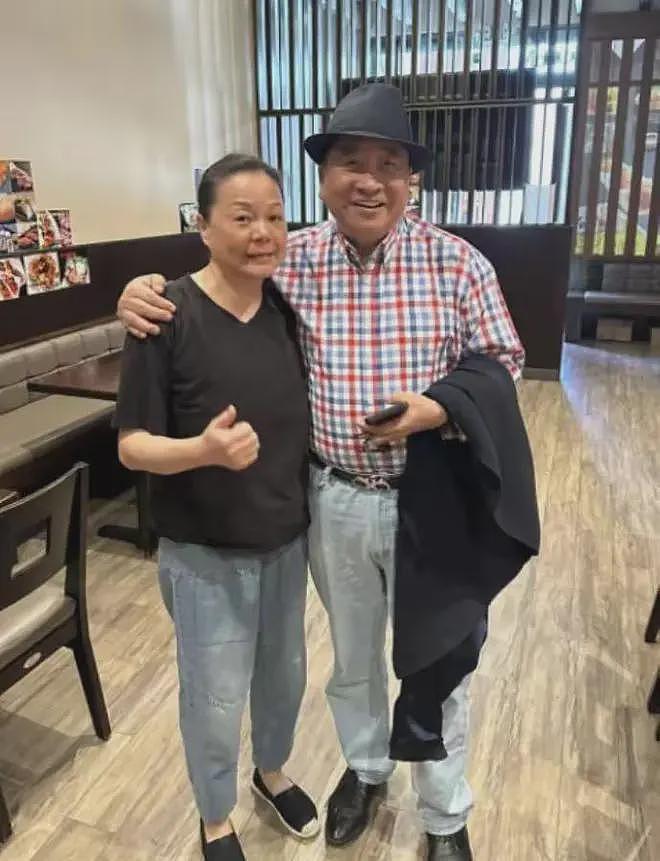 真滋润!75岁姜昆美国被偶遇,满脸红光没老人味,年轻妻子罕露面(组图) - 2