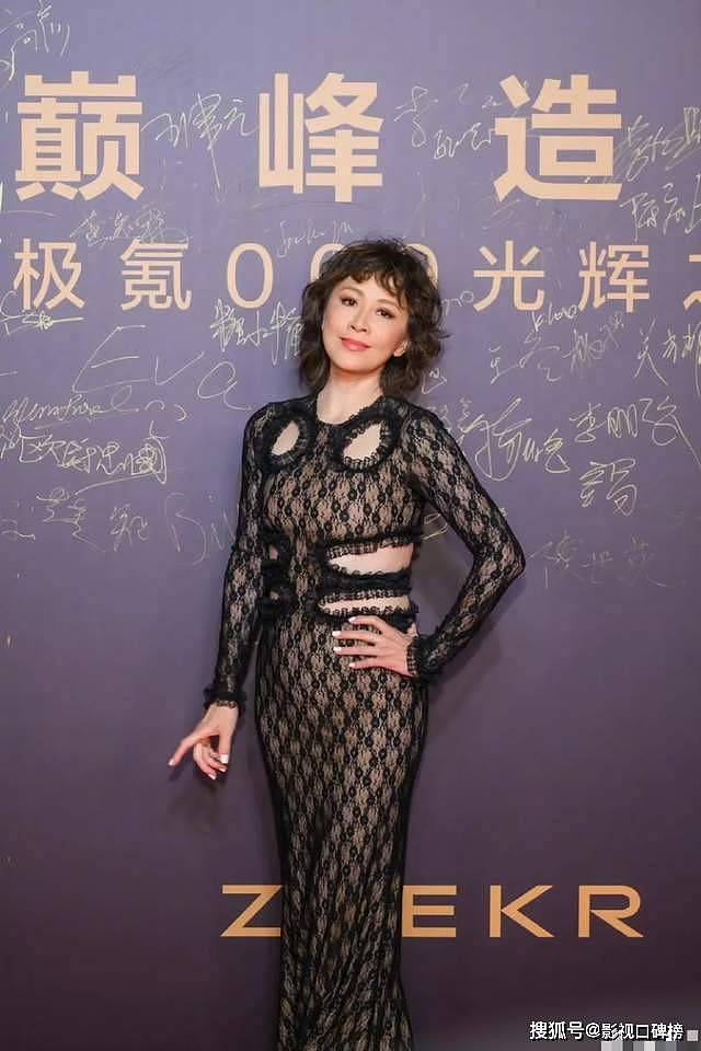 59岁刘嘉玲着装引热议，腰间赘肉明显，撞脸蔡明（组图） - 5