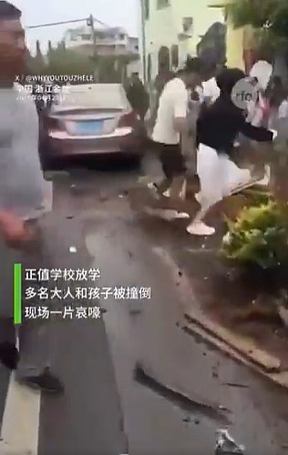 惨不忍睹!网传浙江小学门口汽车冲撞人群,现场尖叫声不断,满地是血(视频/组图) - 1