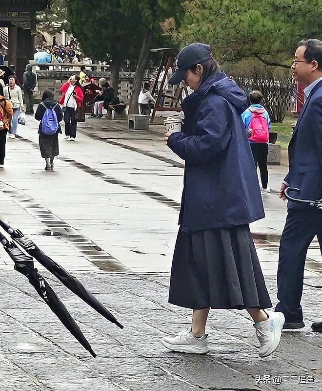 郭晶晶妈妈和亲家见面,头发花白站在外孙身后,霍震霆主动站旁边(组图) - 1