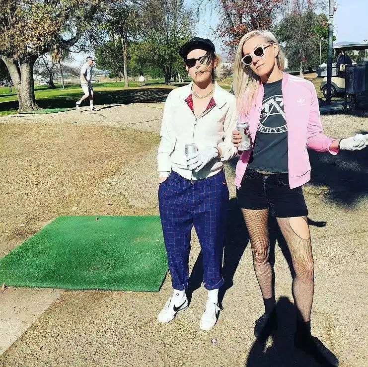 暮光之城女主小K结婚!与女友长跑6年,遮阳伞下办简单仪式,相拥超温馨(组图) - 19