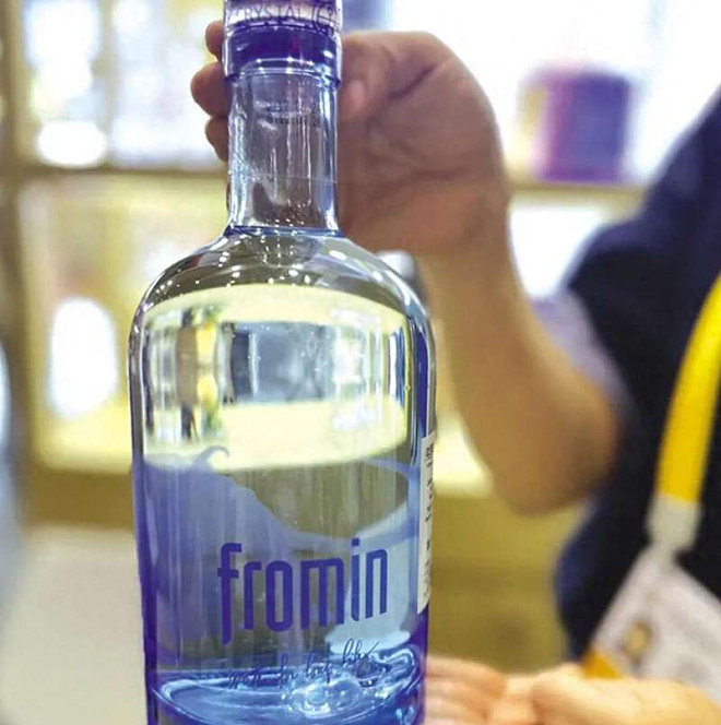 饮用水界的“劳斯莱斯”一瓶988元内含水晶（图） - 1