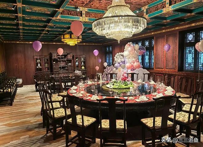 郭晶晶妈妈和亲家见面,头发花白站在外孙身后,霍震霆主动站旁边(组图) - 12