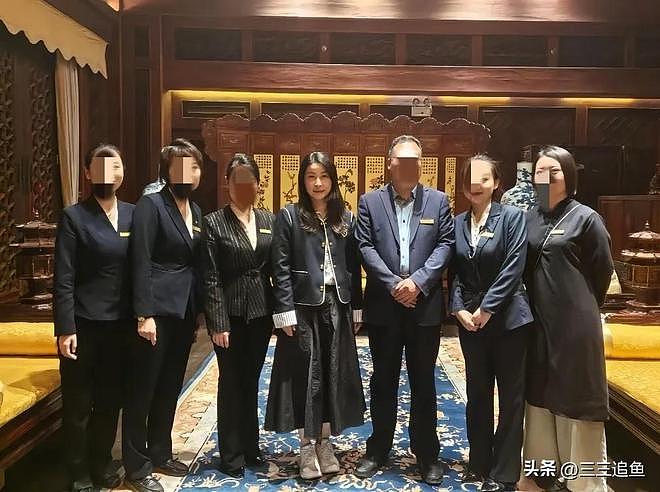 郭晶晶妈妈和亲家见面,头发花白站在外孙身后,霍震霆主动站旁边(组图) - 20