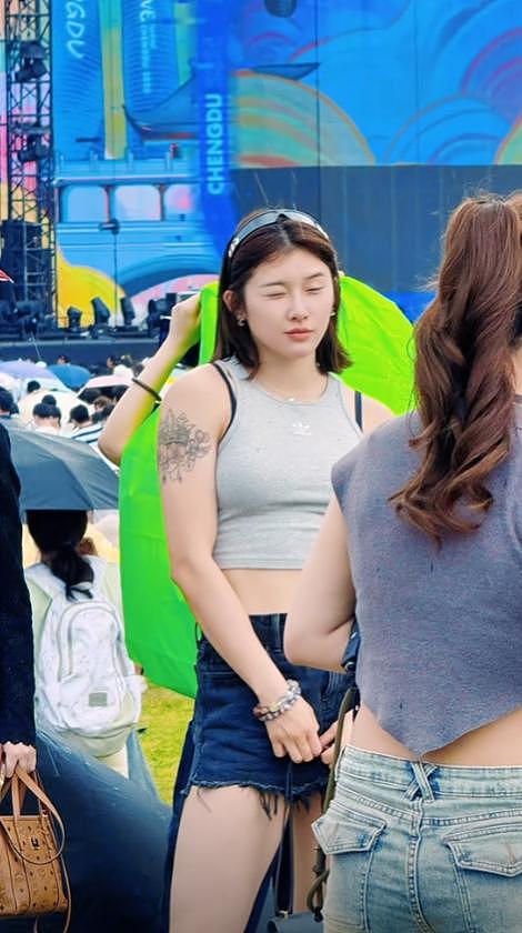 吴艳妮音乐节太敢穿！热辣短裤暴露真实腿型，全身行头超20万（组图） - 10
