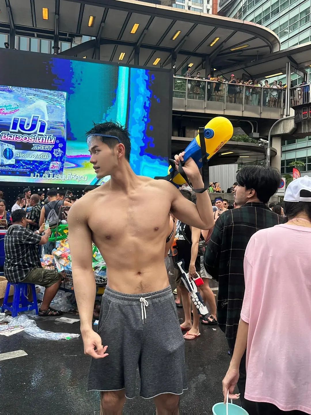 【帅哥】23岁杭州薄肌男孩，饱满胸肌宽背厚臂，这腹肌在阳光下直撩人心（组图） - 1