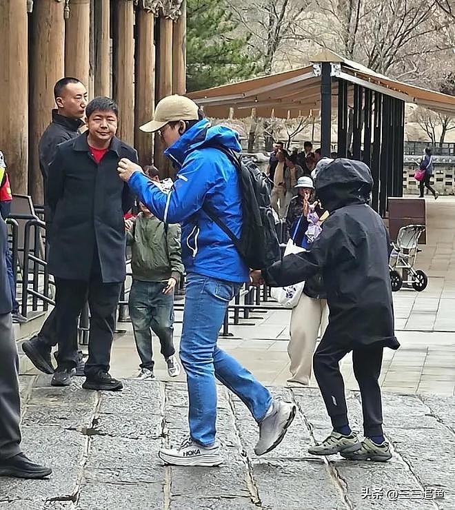 郭晶晶妈妈和亲家见面,头发花白站在外孙身后,霍震霆主动站旁边(组图) - 5