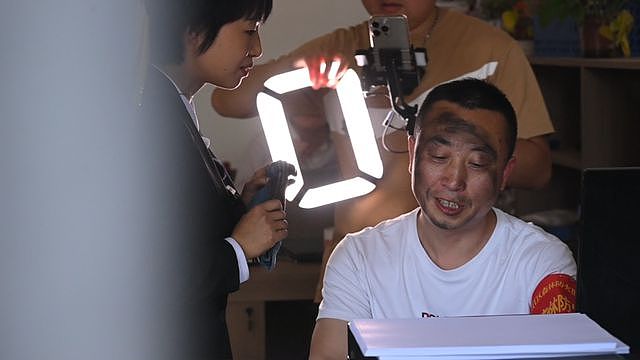 村干部因花式＂被踢＂走红：正在筹备直播带货卖农产品（组图） - 2