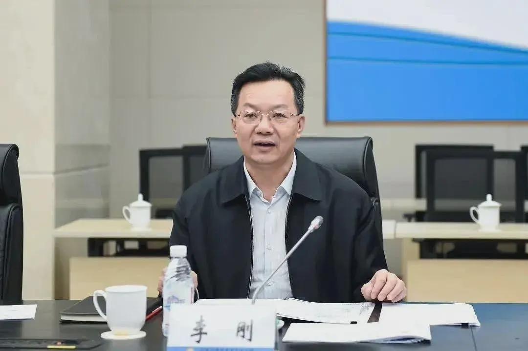 大肆收钱敛财的“内鬼”李刚，被逮捕（图） - 1